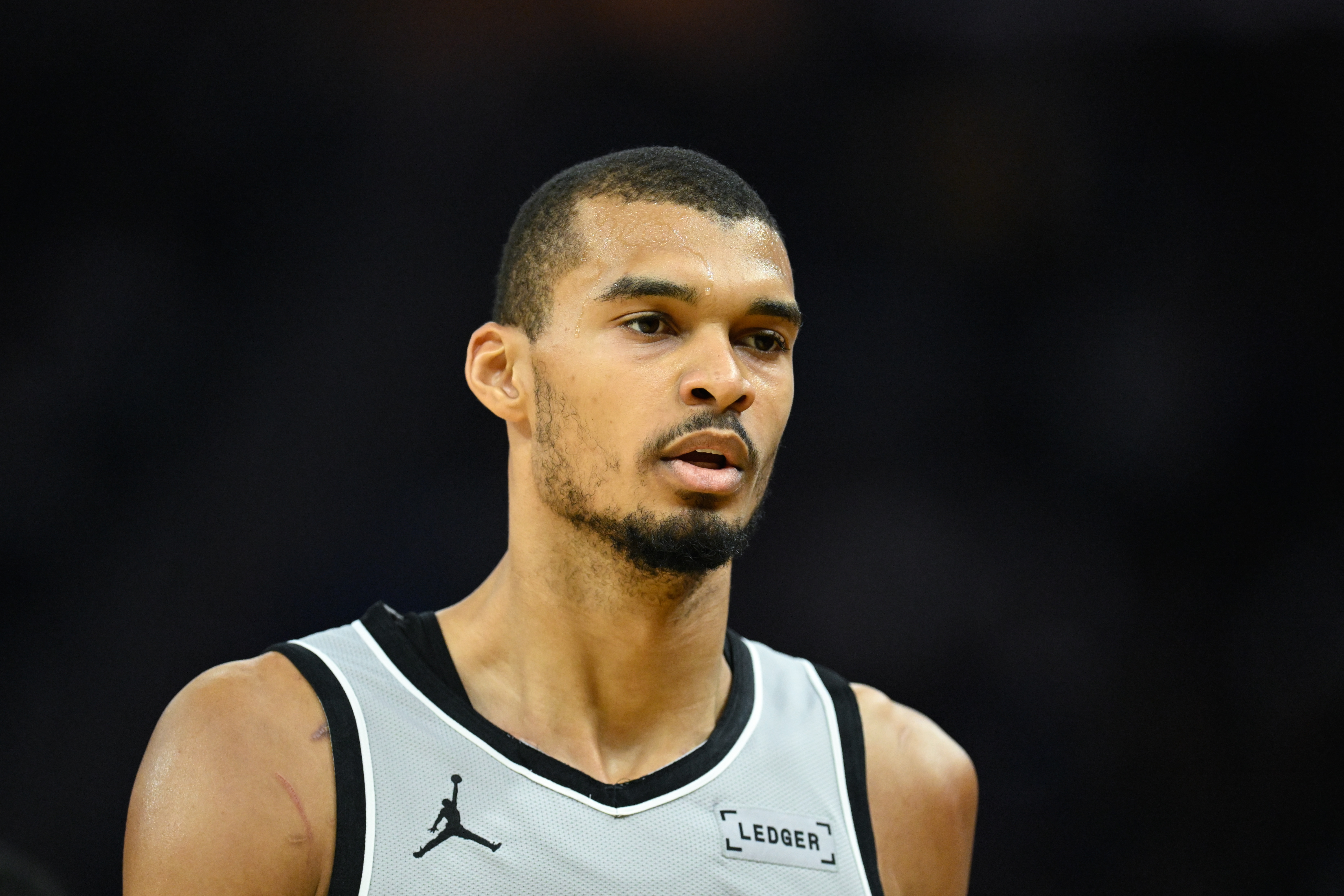 半岛体育-7中1！文班：球队打得有些畏手畏脚 我在三分出手选择上尤为犹豫